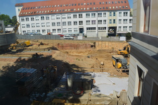 Výstavba nové budovy Husova